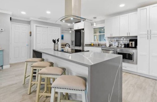 Tropic Casa | NEW! Luxury Beach Home w Pool Table for 11 people