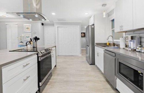 Tropic Casa | NEW! Luxury Beach Home w Pool Table for 11 people
