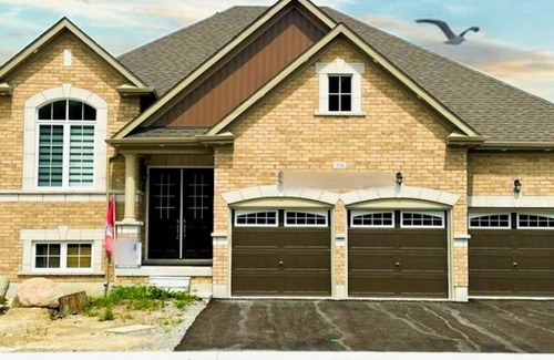 Wasaga Beach Casa | New Luxury Bungalow Home in Wasaga Beach