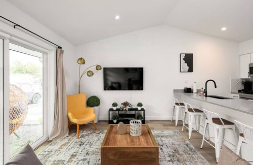 Barton Hills Casa | NEW Luxury Bungalow | Zilker & Barton Springs