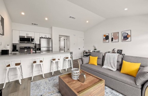 Barton Hills Casa | NEW Luxury Bungalow | Zilker & Barton Springs