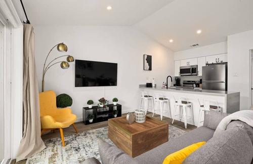 Barton Hills Casa | NEW Luxury Bungalow | Zilker & Barton Springs
