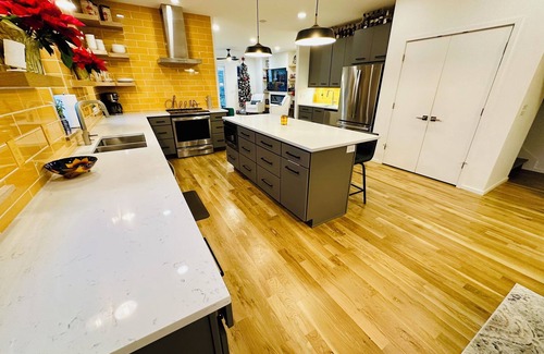 Shelby Hills Casa | New Luxury Custom House near Downtown, spacious & modern with Fun Amenities!