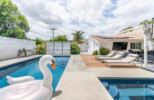 Los Angeles County Casa | New luxury entertaining house with Pool Spa Sauna Tesla charger Pets