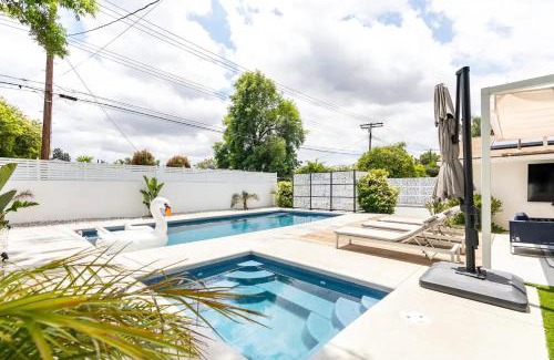 Los Angeles County Casa | New luxury entertaining house with Pool Spa Sauna Tesla charger Pets