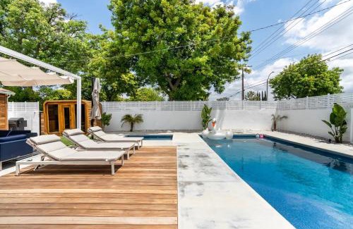 Los Angeles County Casa | New luxury entertaining house with Pool Spa Sauna Tesla charger Pets
