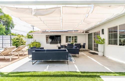 Los Angeles County Casa | New luxury entertaining house with Pool Spa Sauna Tesla charger Pets