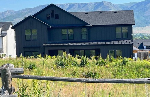 Ogden Casa | NEW Luxury Home super comfy By Snowbasin & Pow Mow