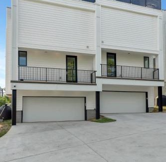 Katie Hill Neighborhood Casa | NEW Luxury home with Rooftop Heated Pool-Sleeps 12