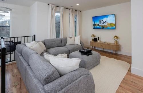 Katie Hill Neighborhood Casa | NEW Luxury home with Rooftop Heated Pool-Sleeps 12