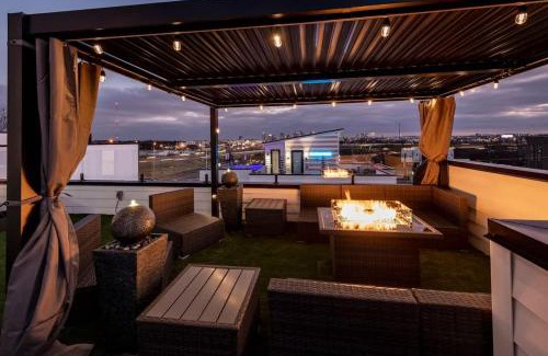 Katie Hill Neighborhood Casa | NEW Luxury home with Rooftop Heated Pool-Sleeps 12