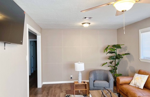 Orange Casa | New Luxury I King Bed I 4br & 2ba Whole House in Central Orange