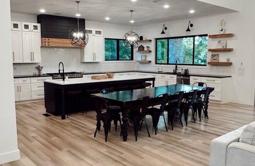 Jacksboro Casa | New LUXURY LAKEFRONT home! Sleeps 17 w/private baths,bunks,games,dock,parking!
