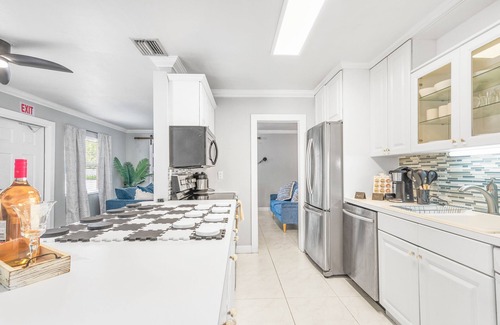 Tarpon River Casa | New Luxury: Mins to beach GIANT games Entire Home & King Suite Coffee, Ac, WiFi!