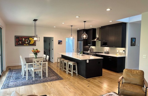 Belmont Casa | New Luxury Modern Farmhouse, Downtown C'Ville
