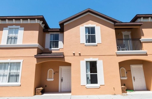 Kissimmee Casa | NEW! Luxury Regal Oaks Townhome Near Disney with Resort-Style Amenities & Old Town Fu
