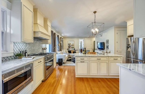 Forest Hills - Woodbourne Condominio | New Luxury Renovation | near T