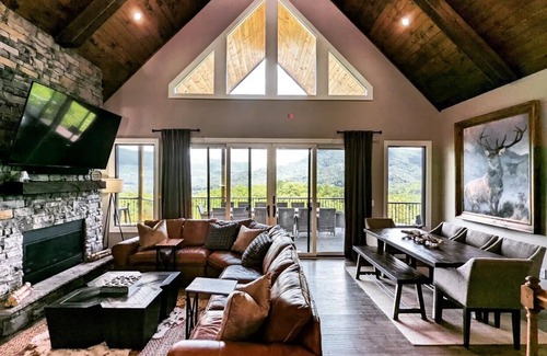 Wears Valley Villa | New Luxury Villa in the Smokies - Near Gatlinburg / Pigeon Forge / Dollywood