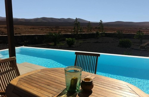 Tindaya Casa | Villa de Lujo privada con piscina y magnificas vistas. Ideal para teletrabajo