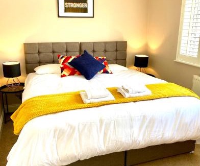 Caddington Apartamento | NEW! Luxury YELLOW HOUSE Bright Modern Detatched Home with PRIVATE PARKING, NETFLIX Close Luton, M1, and AIRPORT Ideal for Families, Professionals, Consultants, LONGER STAY OPTIONS