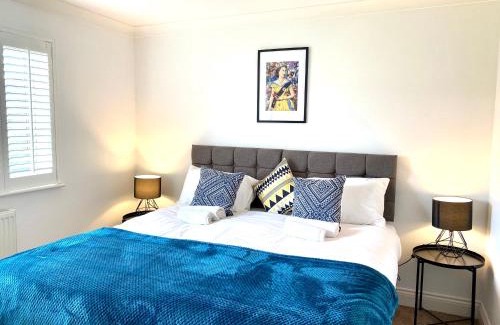 Caddington Apartamento | NEW! Luxury YELLOW HOUSE Bright Modern Detatched Home with PRIVATE PARKING, NETFLIX Close Luton, M1, and AIRPORT Ideal for Families, Professionals, Consultants, LONGER STAY OPTIONS