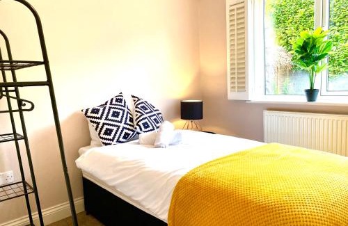 Caddington Apartamento | NEW! Luxury YELLOW HOUSE Bright Modern Detatched Home with PRIVATE PARKING, NETFLIX Close Luton, M1, and AIRPORT Ideal for Families, Professionals, Consultants, LONGER STAY OPTIONS