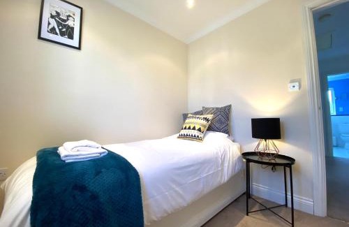 Caddington Apartamento | NEW! Luxury YELLOW HOUSE Bright Modern Detatched Home with PRIVATE PARKING, NETFLIX Close Luton, M1, and AIRPORT Ideal for Families, Professionals, Consultants, LONGER STAY OPTIONS