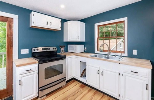 Meredith Cabaña | NEW! Meredith Town & Trail Cottage - walkable to water/downtown, dogs ok!