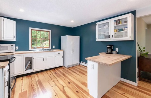 Meredith Cabaña | NEW! Meredith Town & Trail Cottage - walkable to water/downtown, dogs ok!