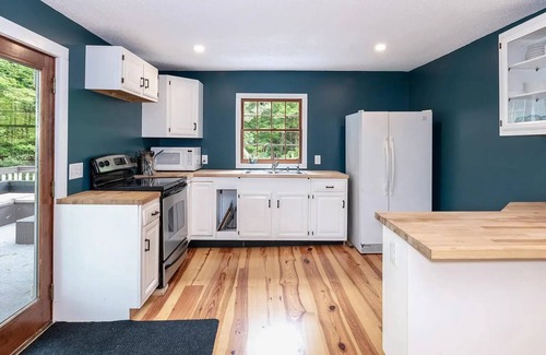 Meredith Cabaña | NEW! Meredith Town & Trail Cottage - walkable to water/downtown, dogs ok!