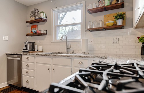 West Plaza Casa | *NEW* Mid-Century Modern Bungalow! Ideal Location -3Bed/2BR