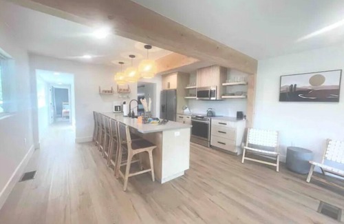 Leander Casa | New Mid-Century Waterfront Escape on Lake Travis w/Pickleball court and 4 acres!