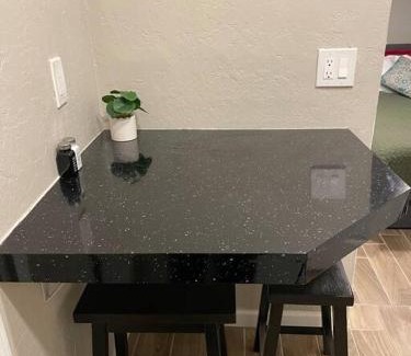 Gardendale Apartamento | New Midtown Studio with Full Kitchen (Unit C)