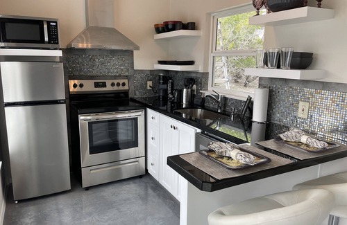 Blanco Casa | New mod container w/12-foot deck, hot tub, 360 amazing views, BOGO wine tasting
