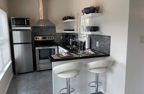 Blanco Casa | New mod container w/12-foot deck, hot tub, 360 amazing views, BOGO wine tasting