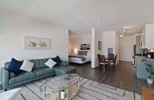 Palmer Square Apartamento | New, Modern 1BR City Escape