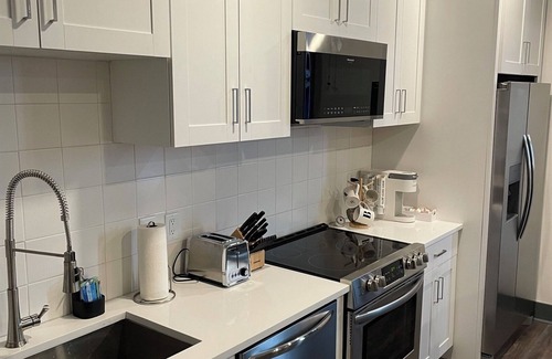 Academy Square Condominio | *NEW Modern 1BR|Sleeps 3|Broadway|Barstool Nash