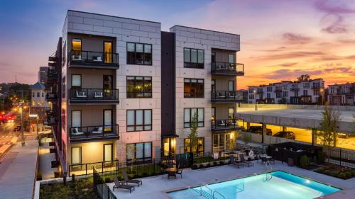 West End Casa | New Modern 2BDR in Walkable Midtown w Gym Pool Honkey-Tonk by AvantStay