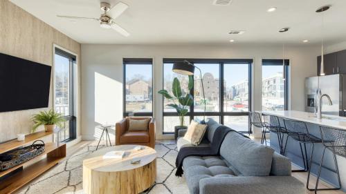 West End Casa | New Modern 2BDR in Walkable Midtown w Gym Pool Honkey-Tonk by AvantStay