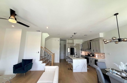 East Downtown Houston Casa | New Modern 4 bedroom Home , minutes walk to Downtown Houston