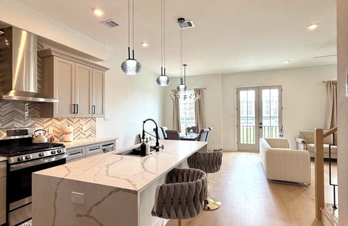 East Downtown Houston Casa | New Modern 4 bedroom Home , minutes walk to Downtown Houston