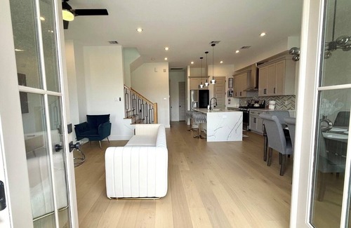 East Downtown Houston Casa | New Modern 4 bedroom Home , minutes walk to Downtown Houston
