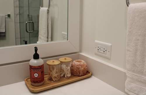 Oak Brook Apartamento | New modern and upscale 1-bedroom rental unit with great amenities!