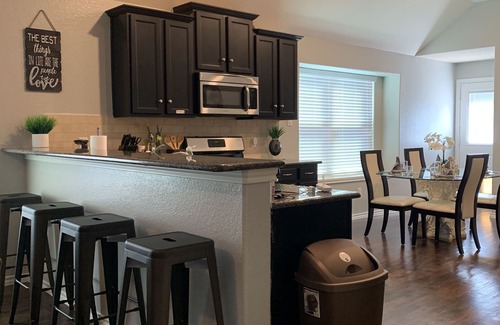 Houston Casa | New modern, beautiful 3BR,2BA home near IAH airport, Woodlands &Downtown Houston