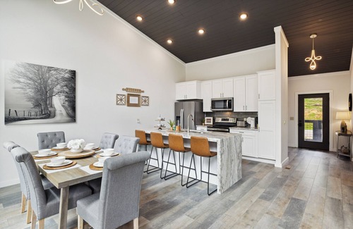 Chalet Village North Cabina | New Modern Cabin: Fire Pit, Hot Tub, WiFi, High-End Decor and Amazing Game Room