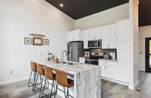 Chalet Village North Cabina | New Modern Cabin: Fire Pit, Hot Tub, WiFi, High-End Decor and Amazing Game Room