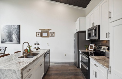 Chalet Village North Cabina | New Modern Cabin: Fire Pit, Hot Tub, WiFi, High-End Decor and Amazing Game Room