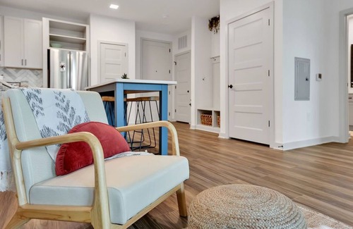 Wilmington Apartamento | New! Modern Coastal Retreat~ Pool, Gym, Pets OK