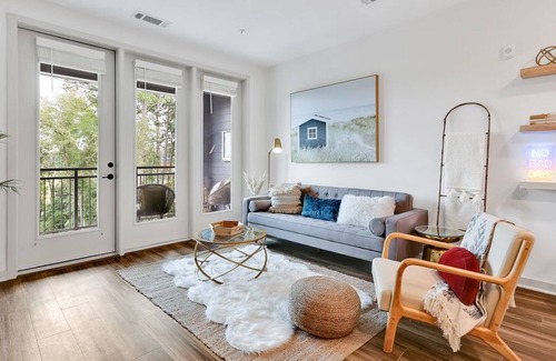 Wilmington Apartamento | New! Modern Coastal Retreat~ Pool, Gym, Pets OK