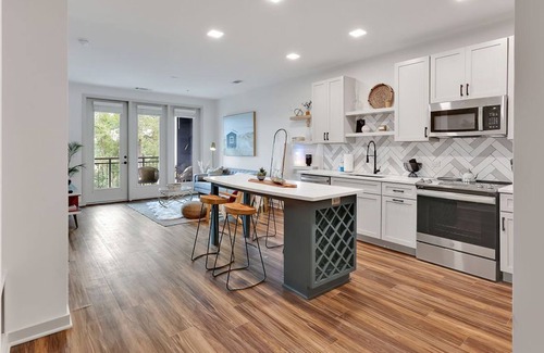 Wilmington Apartamento | New! Modern Coastal Retreat~ Pool, Gym, Pets OK